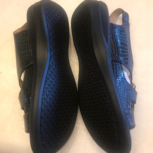 NEW Sandals - Picture 2 of 5